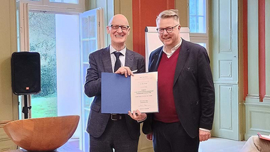 Foto der Preisübergabe mit Prof. Dr. Danz und Pfarrer Dr. Röbel